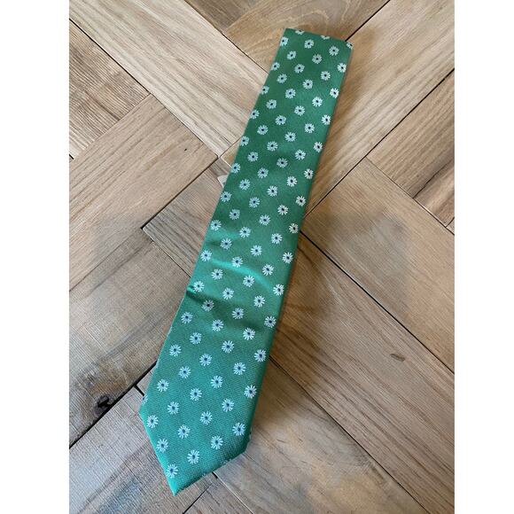 New Jos.A.Bank 100% Silk Green Tie with Daises - Picture 1 of 2